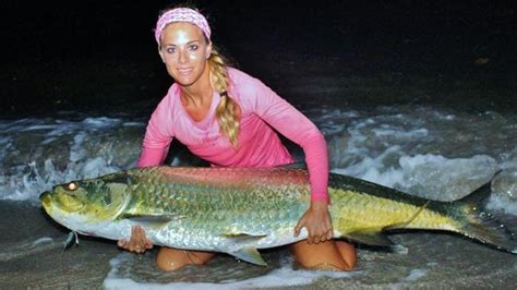 Hot fisherwoman becomes Internet’s latest obsession